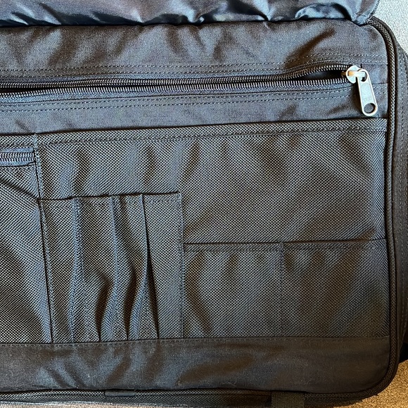 Northface Messenger Bag in Black with multiple compartments - Picture 7 of 8